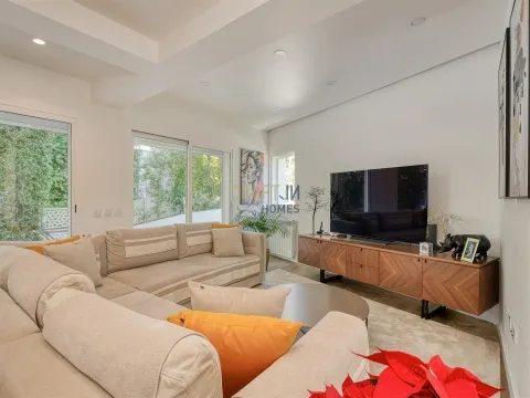 Moradia Exclusiva em Condomínio Privado, com Vista Mar e Rooftop Panorâmico, no centro de Cascais.