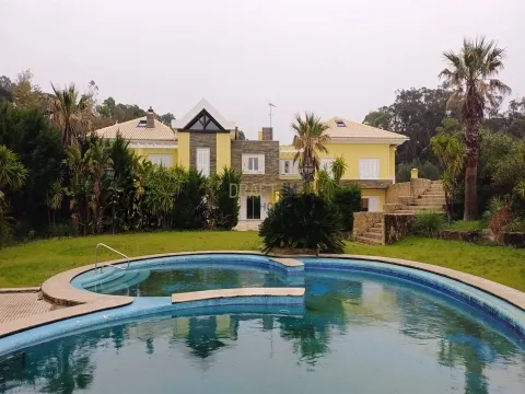 Moradia isolada T7 com 4.857 m² de Terreno.