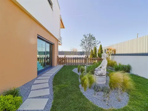 Maison 3 chambres + 1 à Assafora – Espace, intimité et élégance