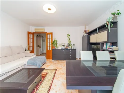 Three-bedroom flat in Feijó | Comfort, practicality and a location where you can get around on foot.