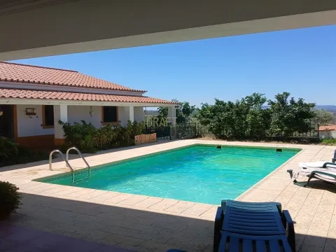 Casa su 2 piani, 8 vani, 5 bagni, piscina con pozzo e garage per due auto, barbecue, forno a legna