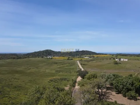 Terreno rústico en la costa del Alentejo.