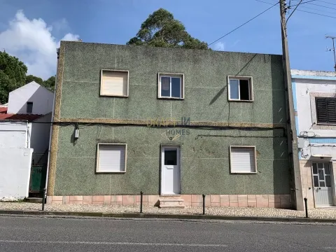 Prédio em Frielas Loures com 2 apartamentos de tipologia T2.