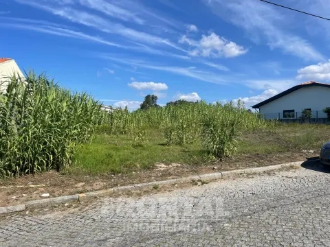 Terreno com Projeto Aprovado para Moradia T4 Geminada – Miramar/Francelos