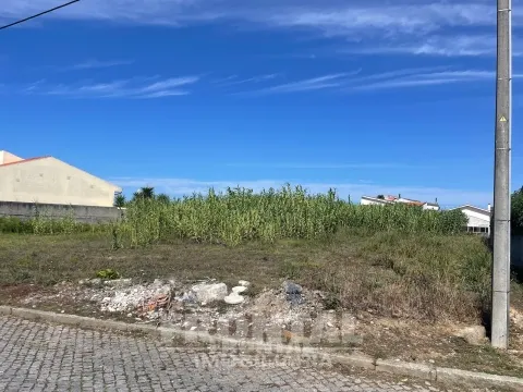 Terreno com Projeto Aprovado para Moradia T4 Geminada – Miramar/Francelos