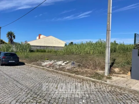 Terreno com Projeto Aprovado para Moradia T4 Geminada – Miramar/Francelos