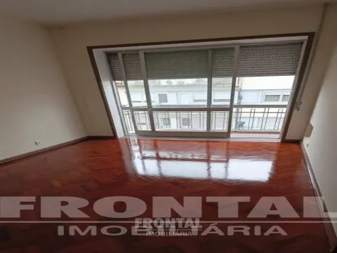 Apartamento T4 Totalmente remodelado à venda | Localização central no Porto