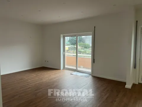 Apartamento T3 com Garagem Box | Águas Santas, Maia