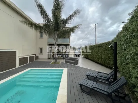 Moradia T3 c/ Piscina em Monte dos Burgos