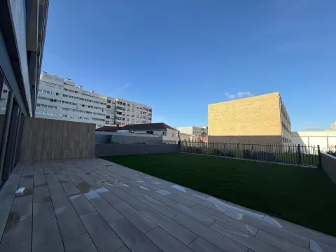 T2 Nautilus IV C/Terraço e Jardim (175m2)