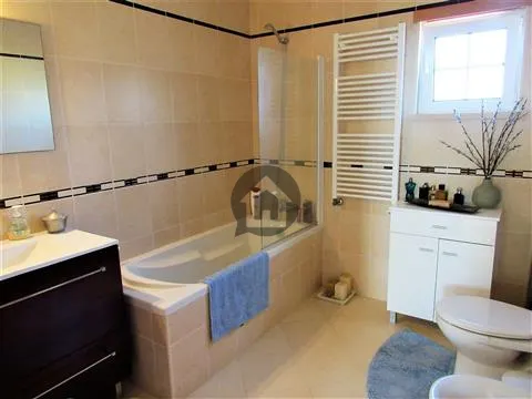 Villa de 4 chambres près de la plage et de la ville,