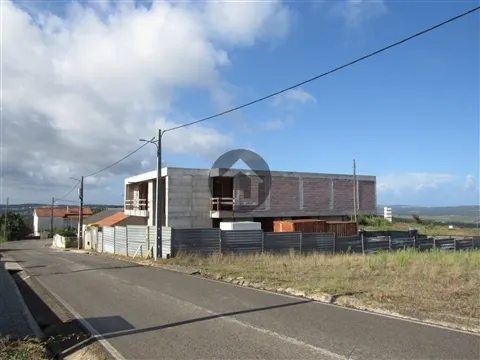 Moradia Moderna com Vista para a Baía de São Martinho – Em Construção
