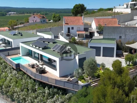 moderne en luxueuze villa aan de prachtige Zilverkust van Portugal te bieden heeft.