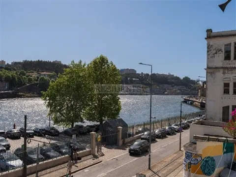 Deux immeubles mitoyens en bordure du Douro, dans le quartier historique de Porto, offrant une vue i