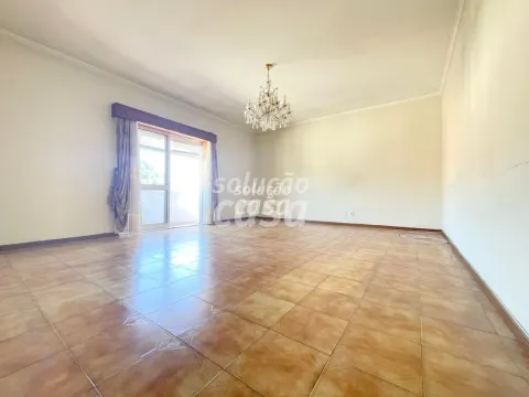 Apartamento T3 com Lugar de Garagem, localizado a 650 metros da Estação de Comboio Rio Tinto!