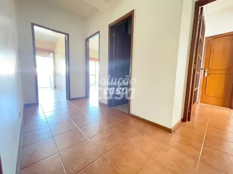 Apartamento T3 com Lugar de Garagem, localizado a 650 metros da Estação de Comboio Rio Tinto!