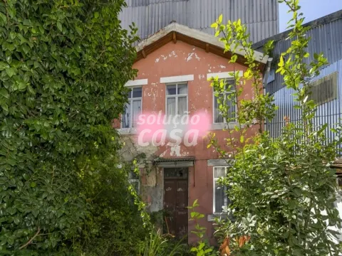 Moradia Geminada T2 para Reconstruir ao lado do Corte Inglês, em Gaia!