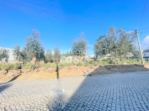 Terreno com 676m2, localizado próximo do Centro de Canelas!