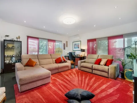 Luxurious 5 bedroom apartment with private pool in Portimão