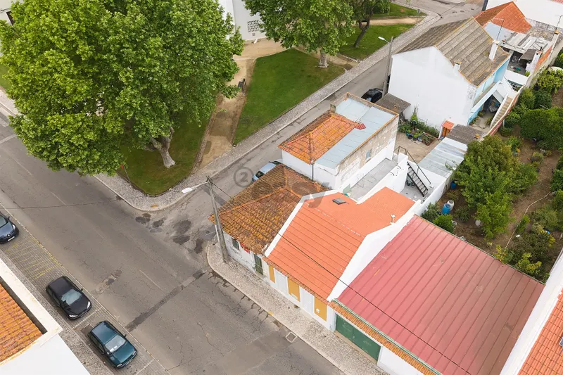 Moradia T3, 2 pisos para remodelar numa das zonas mais bonitas