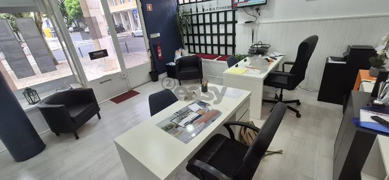 Loja com 66m2 na Venteira junto Igreja