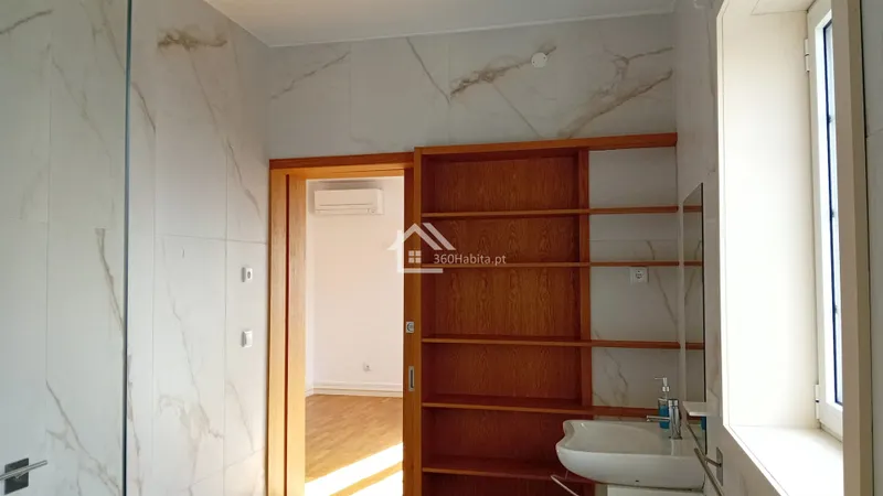 Fantastica villa degli anni ´50 in buone condizioni, situata vicino al centro storico.