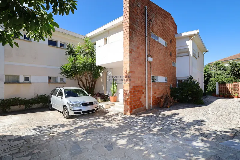 Apartamento T5 em Moradia – Jardim e Piscina Privativos – São Pedro do Estoril