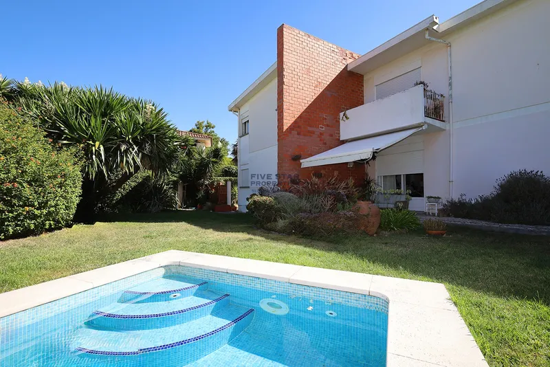 Apartamento T5 em Moradia – Jardim e Piscina Privativos – São Pedro do Estoril