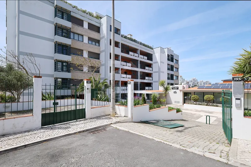 Apartamento T3+1 - Cascais - Condomínio de Prestígio - Vista Mar