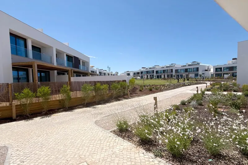 T3 Mobilado a estrear –  Porto Covo – Jardim e Piscina