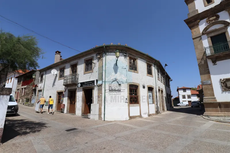 Moradia T3 com loja no rés-do-chão para venda em Vila Flor