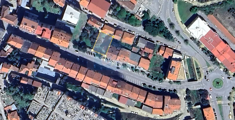 Lote de terreno para construção de um prédio com 2 lojas comerciais e 8 apartamentos