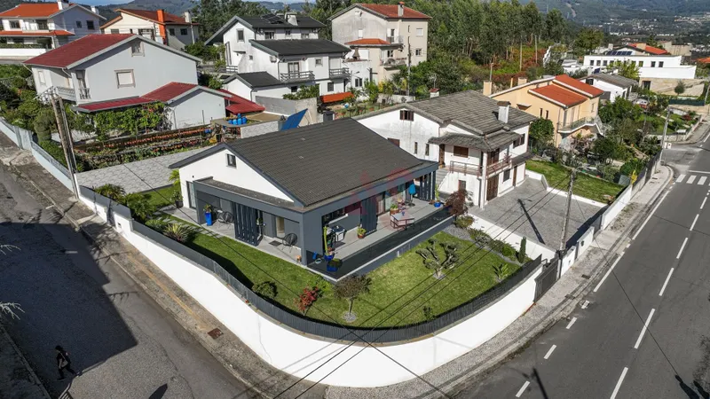 Chalet seminuevo de 3 dormitorios en el centro de Vila Verde