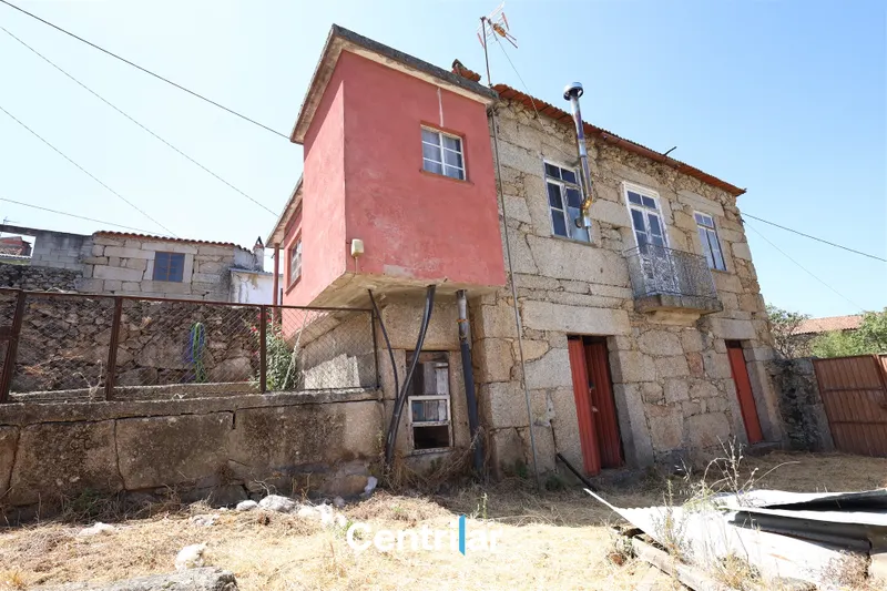 Propriété en Pierre avec Terrain Constructible et Vue sur la Serra da Estrela