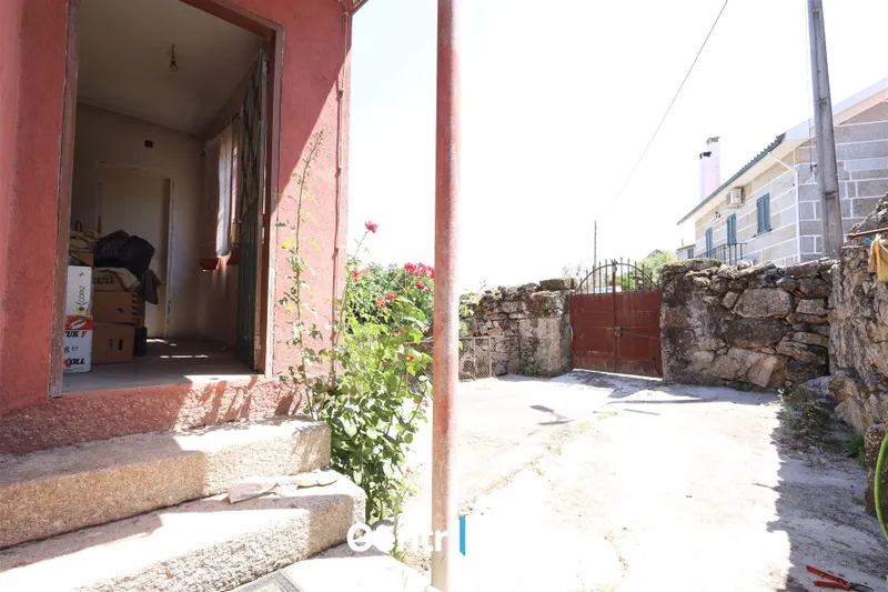 Propriété en Pierre avec Terrain Constructible et Vue sur la Serra da Estrela