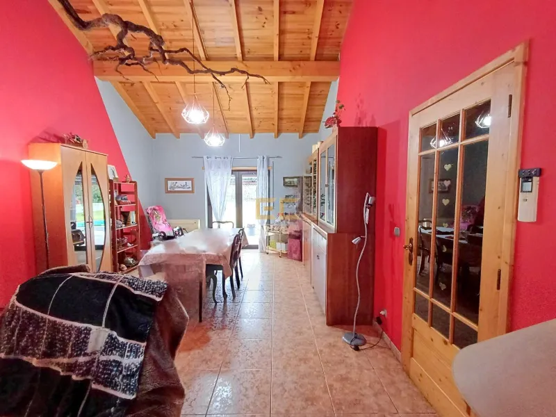 Casa de 3 dormitorios con piscina y terreno - ¡Buen Suceso!