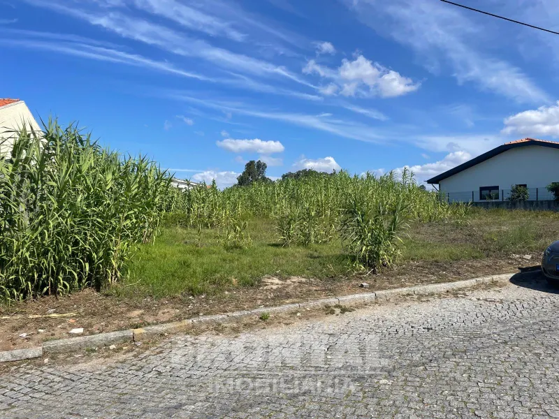 Terreno com Projeto Aprovado para Moradia T4 Geminada – Miramar/Francelos