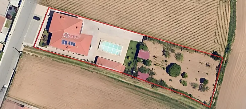 Moradia T4 de luxo com piscina e jardim privativo