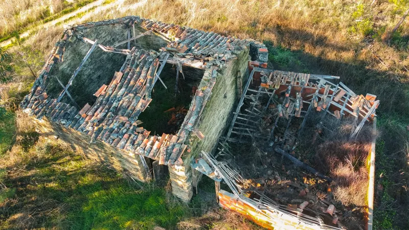 Quinta 5900m2 com ruína registada, barragem, 2 poços e eletricidade — Vilares de Baixo
