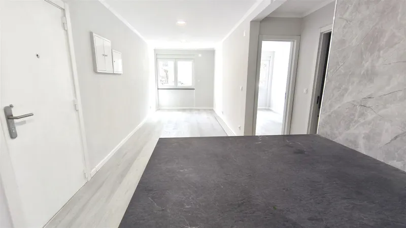 Apartamento T2 Totalmente Remodelado - Benfica/Colombo