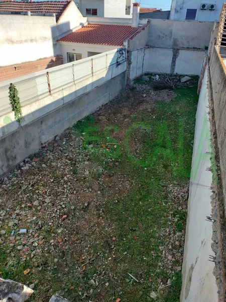 Moradia para recuperar com projeto aprovado em Almeirim