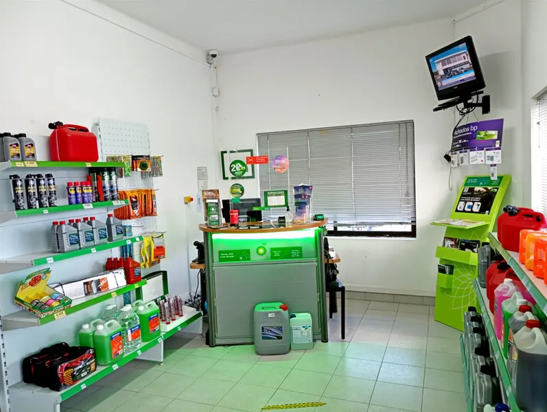 Posto de combustível com restaurante e diversão noturna. Um ótimo espaço para restauração e hotel