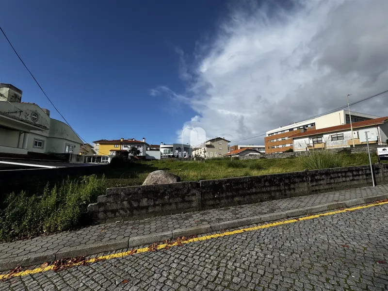 Oportunidade Única em Perosinho — 2 Lotes para Construção de Moradias Geminadas 