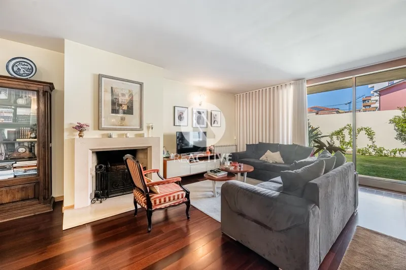 Vivienda T4 con jardín y garaje doble – Pedrouços (urbanización cerrada)