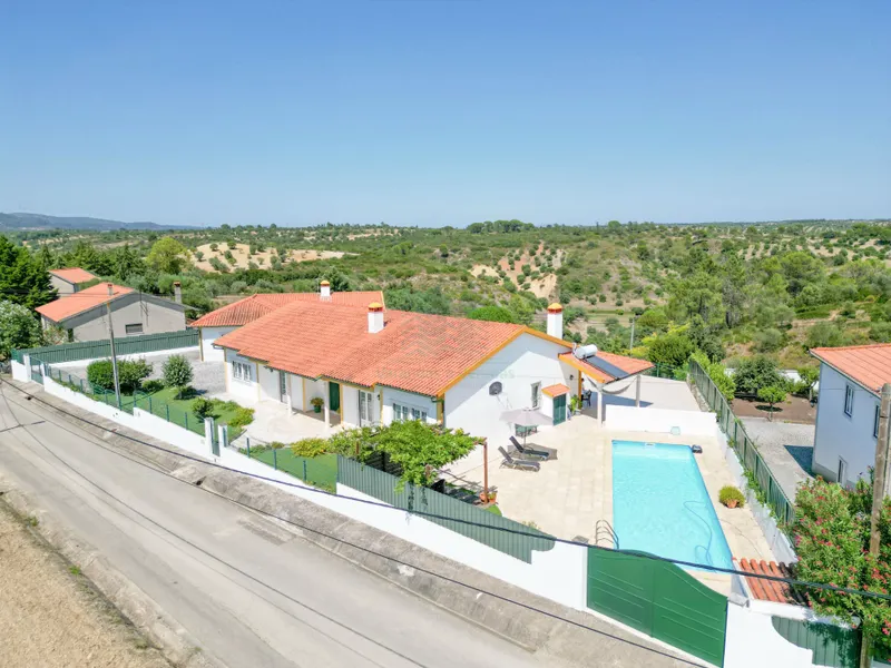 Moradia térrea T4 com garagens e piscina em Casal da Pinheira Torres Novas