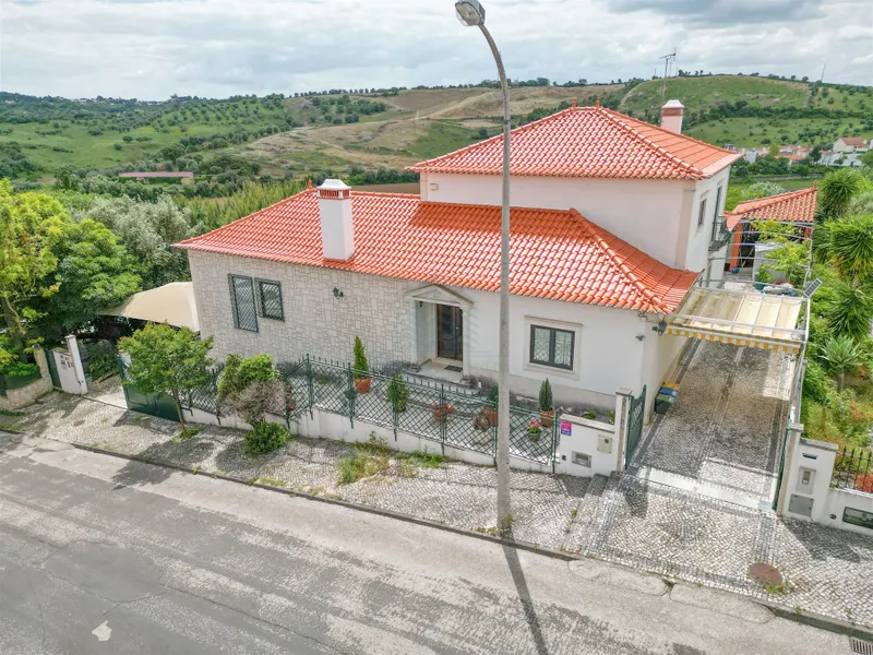 Casa de 3+2 habitaciones con jardín y patio en Quinta da Silvã - Torres Novas
