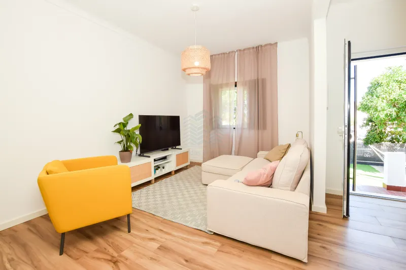 Moradia T2 Remodelada com logradouro - Torres Novas