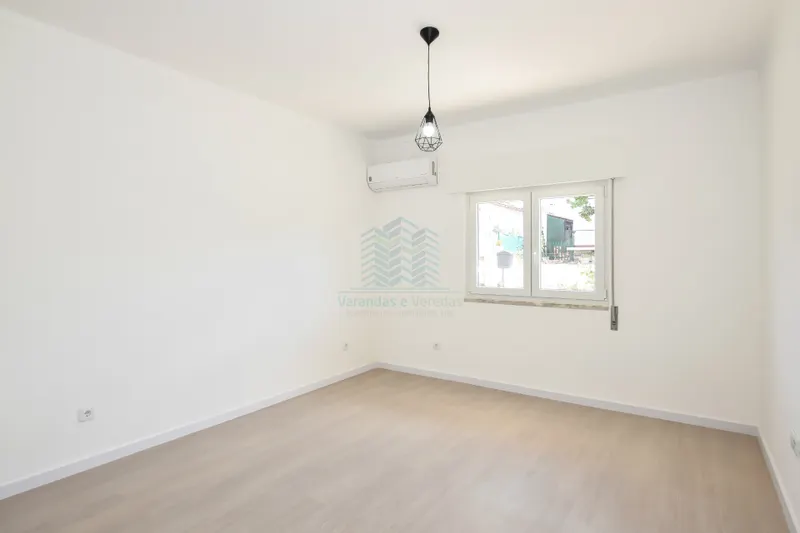 Renoviertes 3-Zimmer-Haus mit Nebengebäuden, Garage und Brunnen.