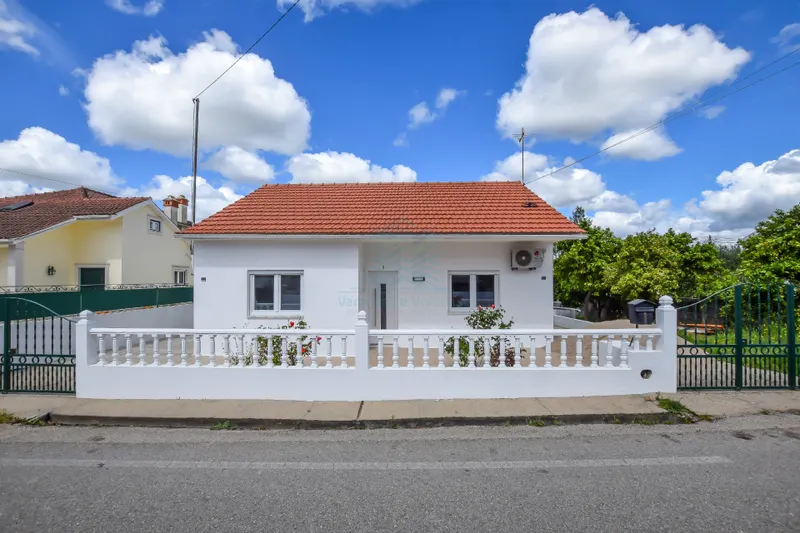 Renoviertes 3-Zimmer-Haus mit Nebengebäuden, Garage und Brunnen.