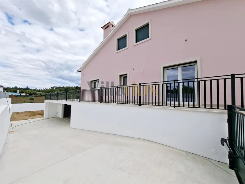 Moradia T3 com 402 m² de Construção, Garagem para 9 Viaturas e Espaços de Convívio — Tomar
